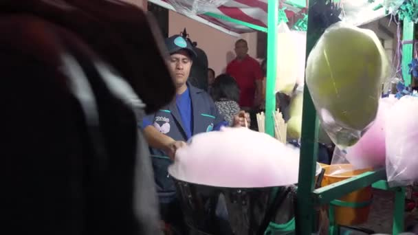 Sprzedawcy Sprzedają Watę Cukrową Ulicy Podczas Obchodów Wielkanocnych Antigua Gwatemala — Wideo stockowe