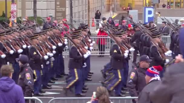 海兵隊のマーチングバンドは大統領就任式中にワシントンDcを歩く — ストック動画