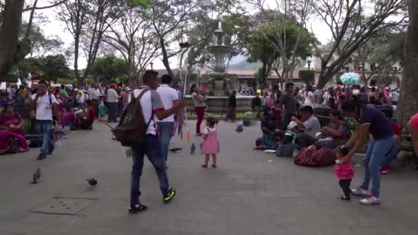Полицейский Застрелился Прогуливаясь Оживленной Площади Антигуа Штат Гуама — стоковое видео