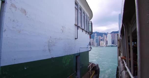 Створення Пострілу Поромного Човна Показує Гонконг Гавань Горизонт Хмарами — стокове відео