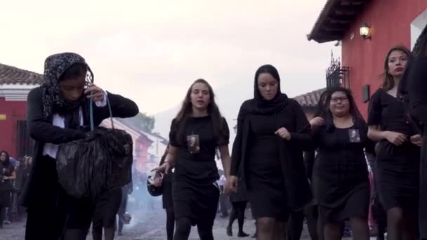 Vrouwen Gekleed Zwart Lopen Straat Tijdens Een Kleurrijk Christelijk Paasfeest — Stockvideo