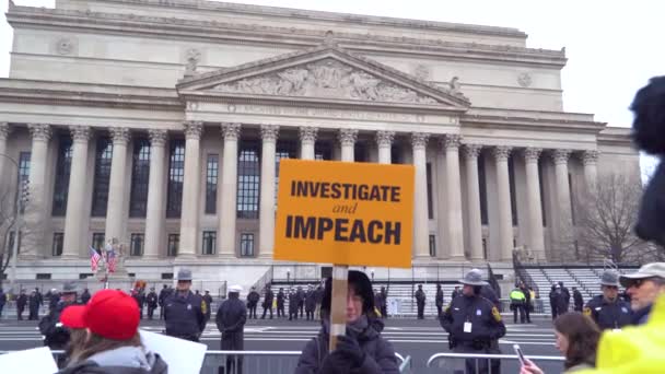 Protestanter Hålla Upp Skyltar Uppmana Riksrätt Trump Rally Washington — Stockvideo