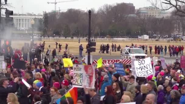 Stock video Crowds march, chant and carry signs past the white house in a huge anti-Trump rally in Washington D.C.