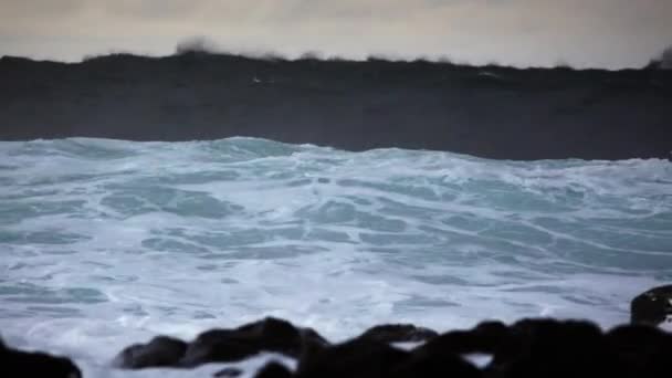 巨大な波が押し入って岩だらけの海岸線に衝突 — ストック動画