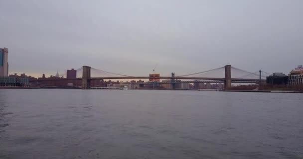 Una Antena Sobre Río Hudson Hacia Puente Brooklyn — Vídeo de stock