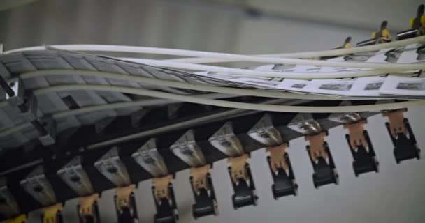 Kranten Bewegen Langs Een Overhead Transportband Een Krantenfabriek — Stockvideo