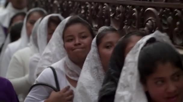 Mujeres Llevan Ataúdes Gigantes Una Colorida Celebración Cristiana Pascua Antigua — Vídeo de stock