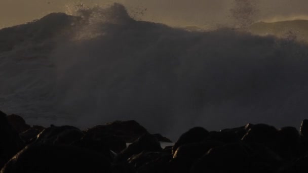 巨大な波が押し入って岩だらけの海岸線に衝突 — ストック動画