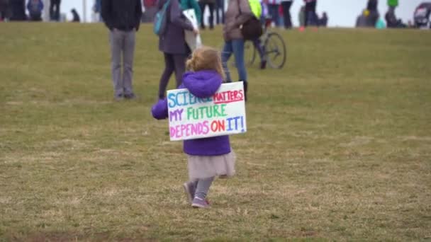Митинге Против Трампа Вашингтоне Маленькая Девочка Бегает Плакатом Котором Написано — стоковое видео
