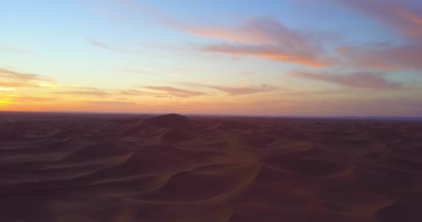 Una Notevole Antenna Sulle Dune Sabbia Del Deserto All Alba — Video Stock