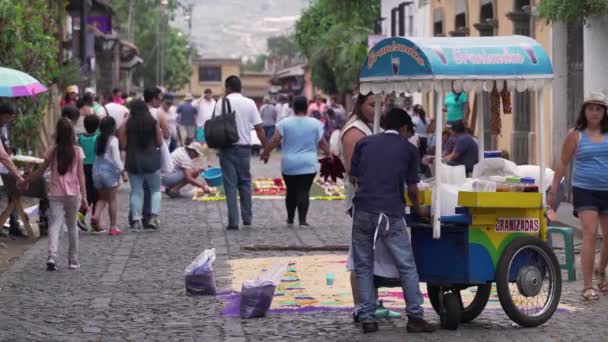 Überfüllte Und Belebte Straßen Antigua Guatemala Mit Lebensmittelkarren Vordergrund — Stockvideo