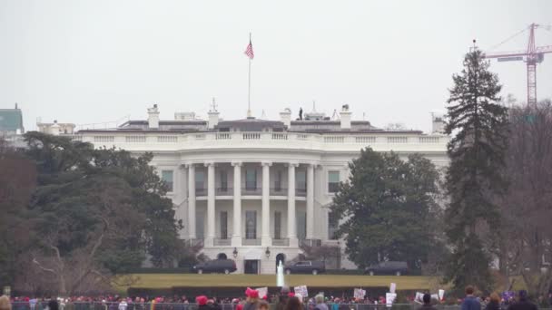 Multidões Marcham Cantam Carregam Cartazes Passando Pela Casa Branca Enorme — Vídeo de Stock