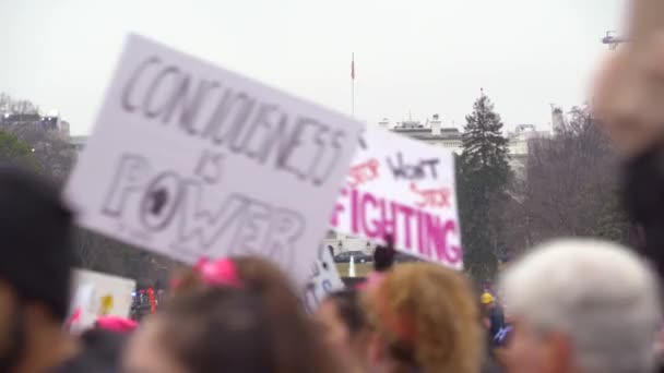 在华盛顿特区举行的一次规模巨大的反特朗普集会上 人群游行 高喊和高举标语 — 图库视频影像