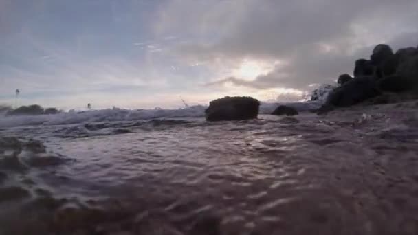 Widok Poziom Wody Fal Uderzających Toczących Się Brzegu Zwolnionym Tempie — Wideo stockowe