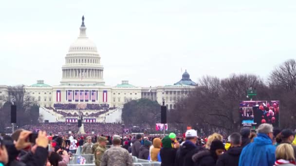 Folkmassor Titta Donald Trump Invigning Som President Usa — Stockvideo