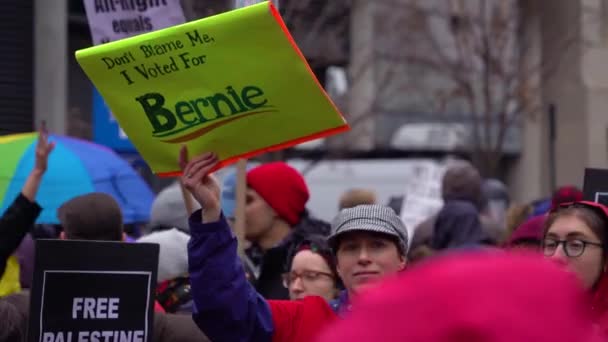 Osoba Trzyma Znak Mówiący Nie Wiń Mnie Głosowałem Bernie Sanders — Wideo stockowe