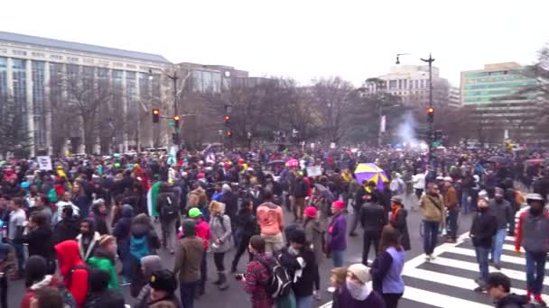 Polisen Upplopp Redskap Bildar Linje För Att Konfrontera Demonstranter Vid — Stockvideo