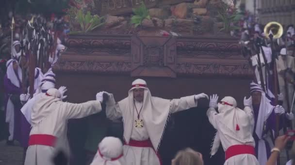 과테말라 안티오키아의 기독교 부활절 행사에서 술취한 사제들이 다닌다 — 비디오