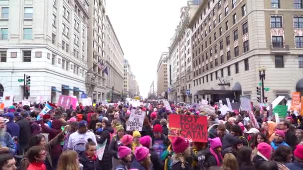 Огромные Толпы Протестующих Движутся Вашингтону Округ Колумбия Массовый Митинг Против — стоковое видео