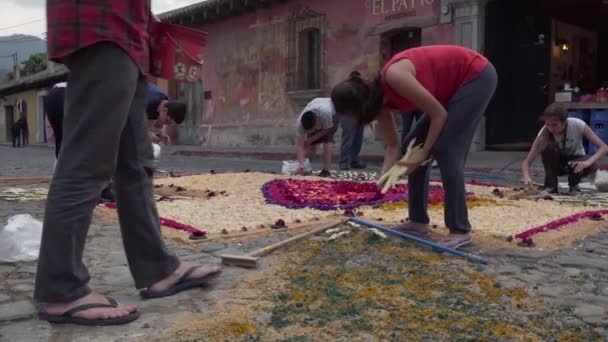 Γουατεμάλας Στην Αντίγκουα Θέσει Χαλάκια Λουλουδιών Κάτω Αναμονή Του Πάσχα — Αρχείο Βίντεο