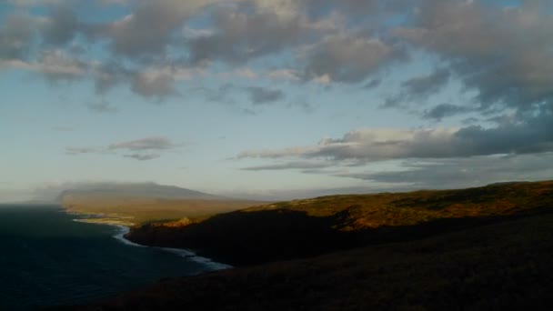 ハワイの険しい崖の上の時間の経過の流れの中で美しい雲 — ストック動画