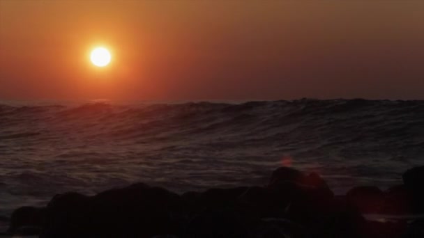 Sol Põe Atrás Belas Ondas Oceânicas — Vídeo de Stock