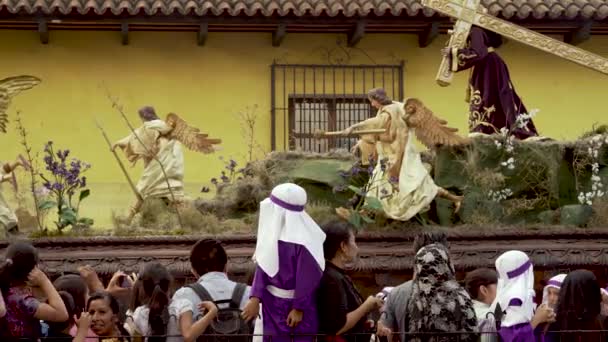 Красочные Празднования Пасхи Антигуа Гватемала Включают Украшенные Гигантские Гробы — стоковое видео
