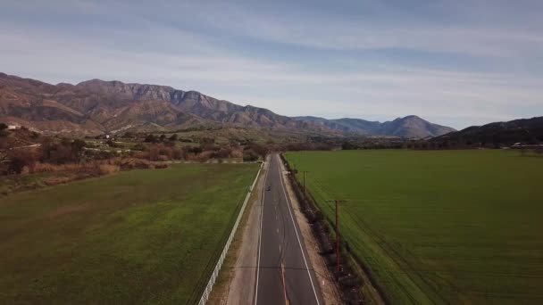 オハイ渓谷近くのカリフォルニア中央部の谷をバイクに乗っている男の良い航空機 — ストック動画