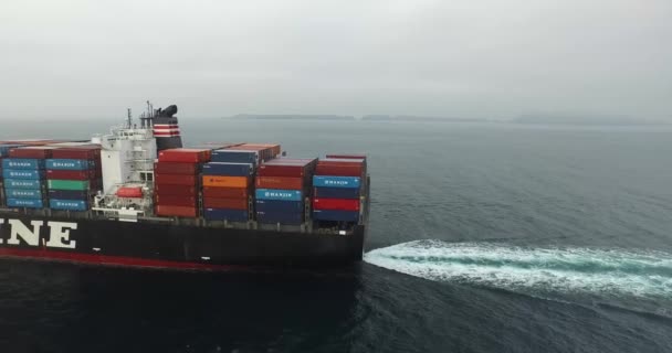 在公海上一艘集装箱船前飞行的引人注目的航拍镜头 — 图库视频影像
