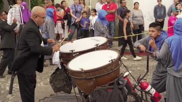 Ett Provisoriskt Band Marscherar Och Spelar Gatorna Antigua Guatemala Påskfirandet — Stockvideo