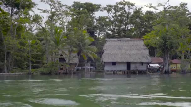 Blick Von Einem Boot Auf Eine Dorfhütte Auf Stelzen Entlang — Stockvideo