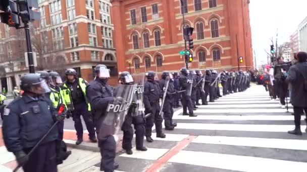 Police Tenue Émeute Forme Une Ligne Pour Affronter Les Manifestants — Video