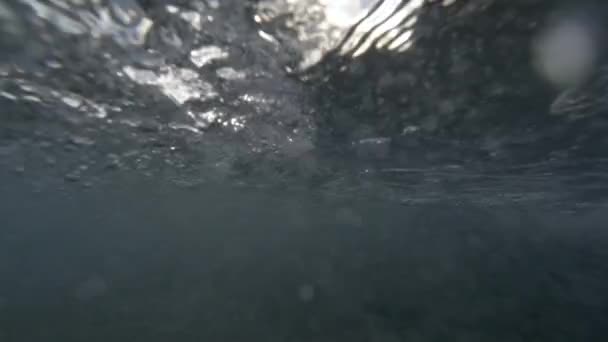 Pov Aufnahme Von Wellen Die Auf Das Ufer Krachen — Stockvideo