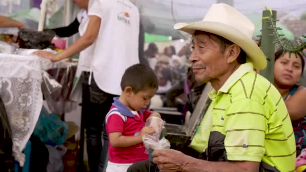 Een Kleurrijk Uitziende Oude Guatemalteekse Man Eet Een Lokale Kraam — Stockvideo