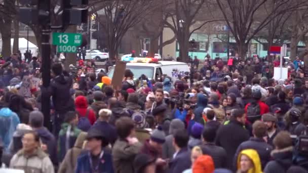 警察のバンは ワシントンDcでの大規模な反トランプ抗議を通過します — ストック動画