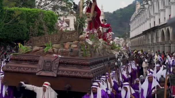 在危地马拉安提瓜举行的五彩缤纷的基督教复活节庆祝活动中 被抢的牧师们抬着巨大的棺材 — 图库视频影像