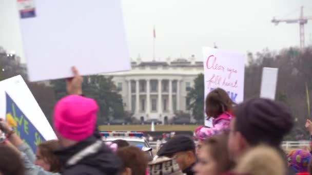 Menigten Marcheren Zingen Dragen Borden Langs Het Witte Huis Een — Stockvideo