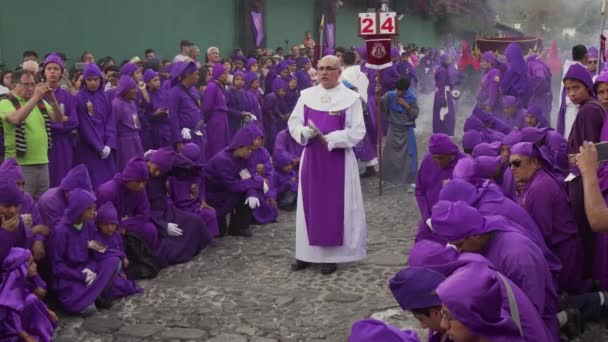 Sacerdotes Roxos Robes Rezam Uma Colorida Celebração Páscoa Cristã Antígua — Vídeo de Stock