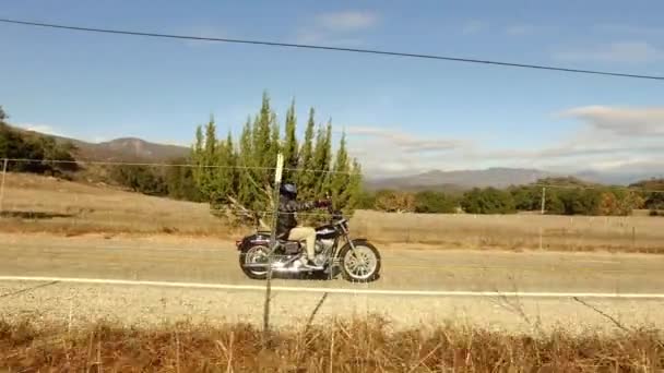 Aereo Uomo Che Guida Una Moto Harley Davidson Attraverso Campagna — Video Stock
