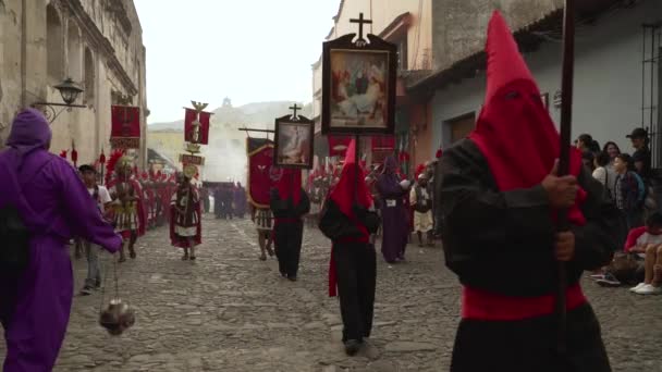 Sacerdotes Llevan Pancartas Religiosas Una Colorida Celebración Cristiana Pascua Antigua — Vídeo de stock