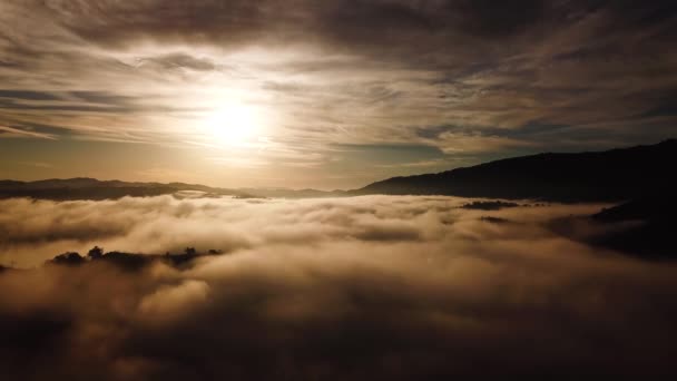 Belle Antenne Dessus Une Matinée Brumeuse Avec Montagnes Nuages Près — Video