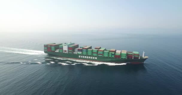 Fantastiska Flygbilder Ett Lastcontainerfartyg Öppet Hav — Stockvideo