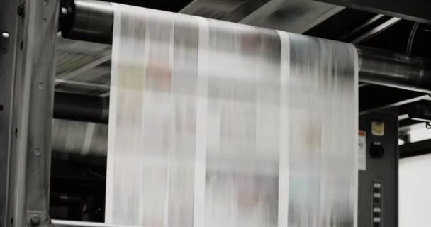 Εφημερίδες Κινούνται Κατά Μήκος Ενός Ιμάντα Μεταφοράς Ένα Εργοστάσιο Εφημερίδων — Αρχείο Βίντεο