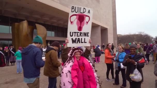 Znak Mówi Zbudować Mur Macicy Duże Protesty Anty Trump Waszyngtonie — Wideo stockowe