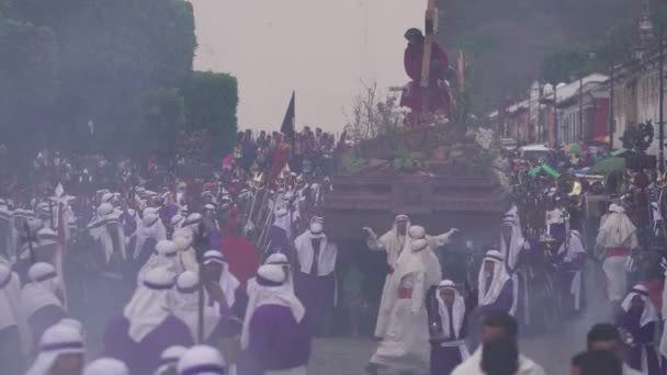 Kapłani Szatach Niosą Gigantyczne Trumny Podczas Obchodów Wielkanocy Antigui Gwatemali — Wideo stockowe