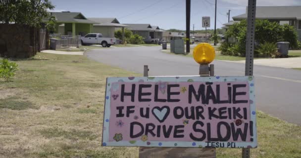 Знак Гавайском Районе Призывает Людей Притормозить Уважать Безопасность — стоковое видео