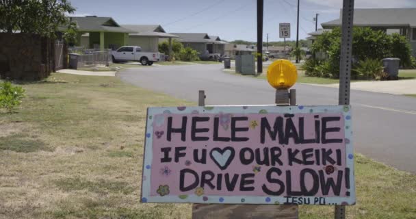 Sinal Bairro Havaiano Insta Pessoas Abrandar Respeitar Segurança — Vídeo de Stock