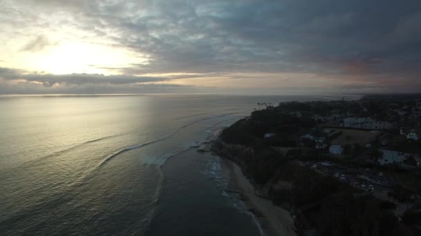 圣迭戈北部加利福尼亚海岸线上方的一座美丽的天线 — 图库视频影像