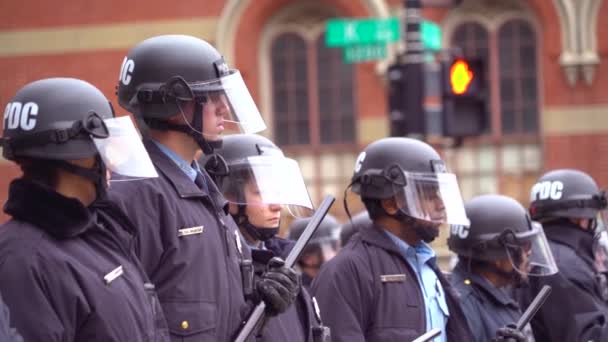 장비를 경찰들은 워싱턴 트럼프 취임식에서 참가자들 과맞서기 줄을서고 있습니다 — 비디오