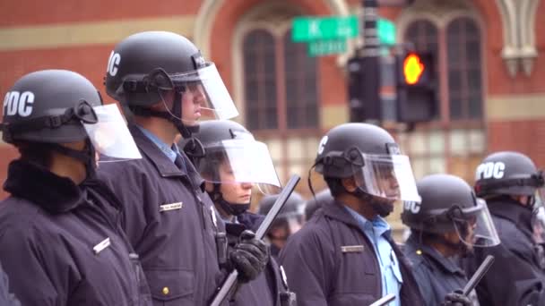 Polizisten Bereitschaftstruppen Stellen Sich Demonstranten Bei Trumps Amtseinführung Washington Entgegen — Stockvideo